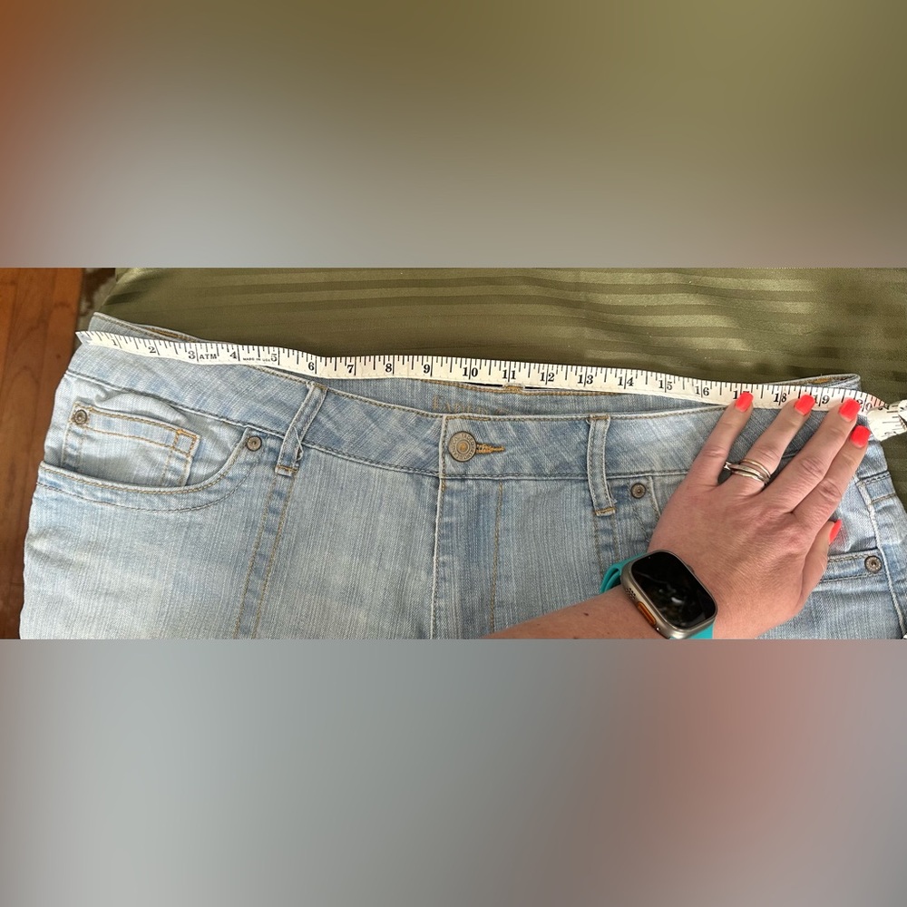 Women’s jean shorts - Picture 4 of 6